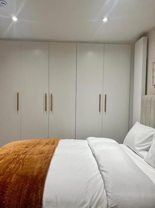 Апартаменты New Flat In Holland Park Лондон Экстерьер фото
