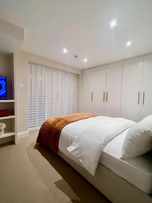 Апартаменты New Flat In Holland Park Лондон Экстерьер фото