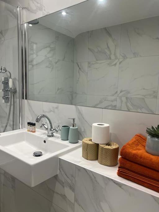 Апартаменты New Flat In Holland Park Лондон Экстерьер фото