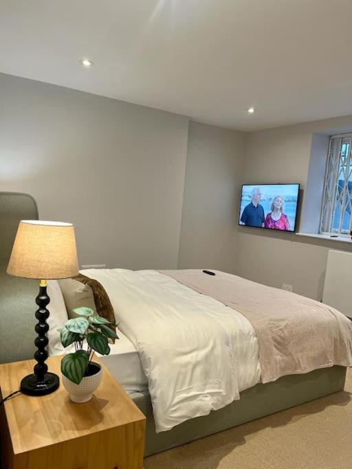 Апартаменты New Flat In Holland Park Лондон Экстерьер фото