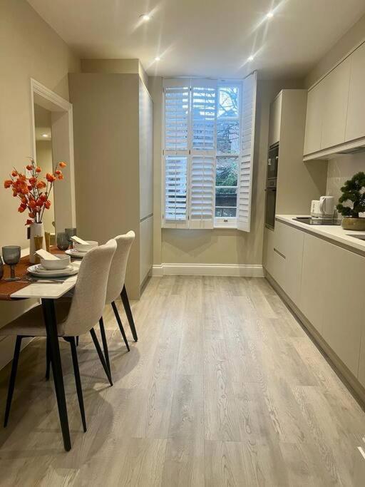Апартаменты New Flat In Holland Park Лондон Экстерьер фото